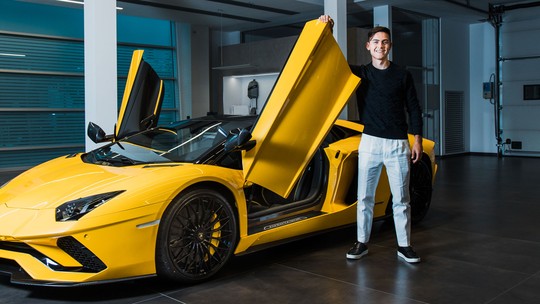 Companheiro de CR7 na Juventus, Dybala compra Lamborghini conversível de 740 cv