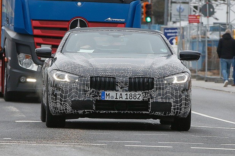 BMW Série 8 Cabrio flagrado em testes (Foto: Automedia) — Foto: Auto Esporte