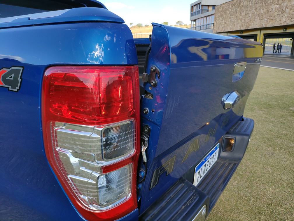 Tampa da caçamba da Ranger 2020 ganhou mola para aliviar peso — Foto: André Paixão/G1