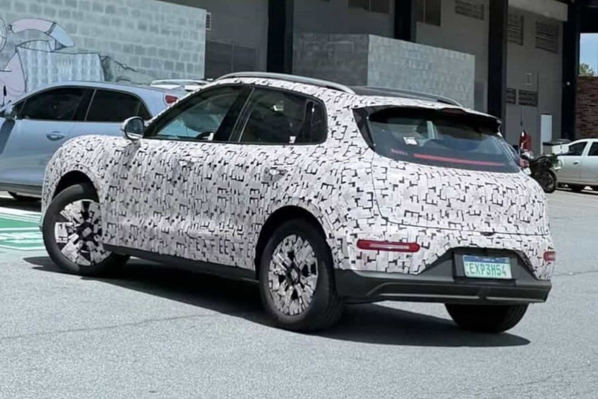 Flagra: GWM Ora 05 tem porte de Corolla Cross e estreia em breve no Brasil