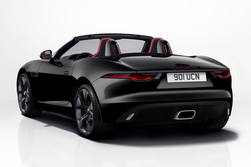 Jaguar F-Type 2022 tem teto vermelho e rodas em preto brilhante na edição limitada Dynamic Black — Foto: Divulgação