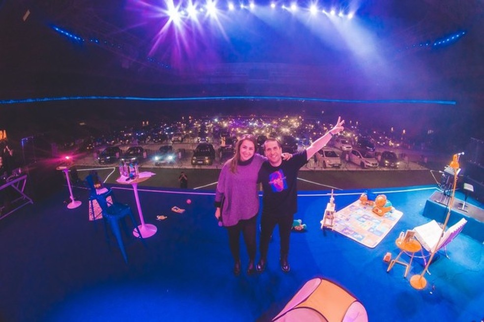 O comediante Mauricio Meirelles comanda o show ao lado da esposa, Emily Borges (Foto: Pacheco Mídia) — Foto: Auto Esporte
