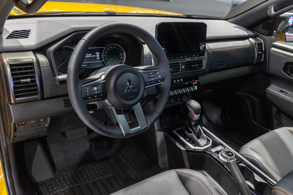 Interior da Mitsubishi Triton Savana segue a mesma identidade visual da versão Katana — Foto: Renato Durães/Auto News Brasil