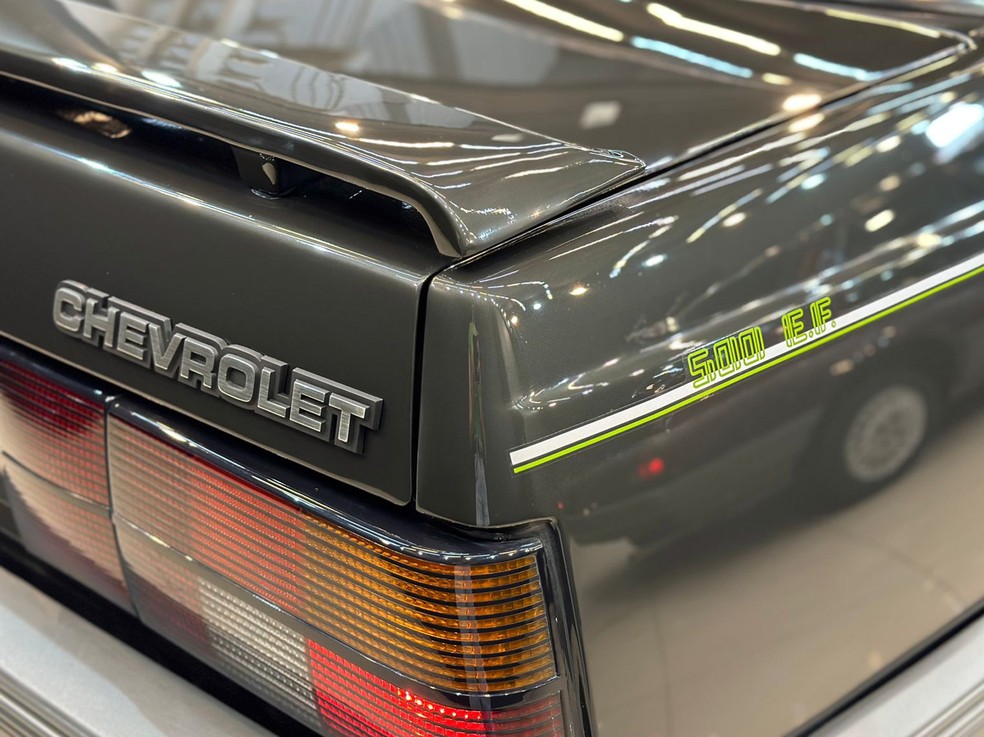 Faixas laterais identificavam a versão 500 EF no Chevrolet Monza — Foto: Reprodução