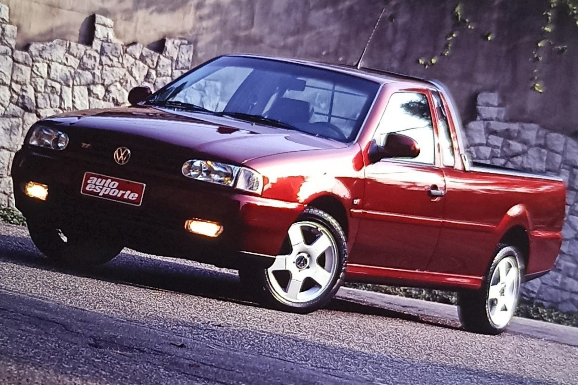 Volkswagen Saveiro TSi com visual esportivo e rodas de alumínio.