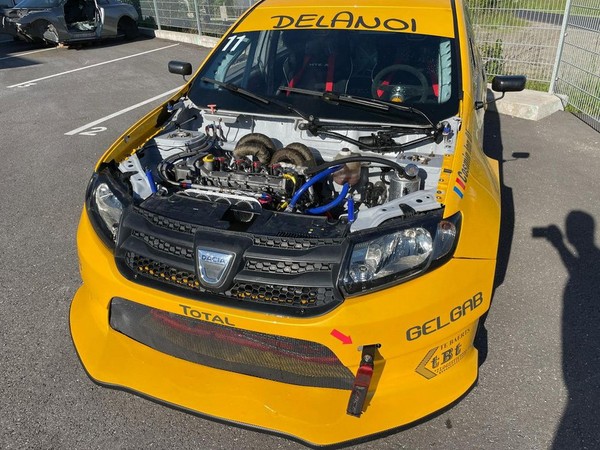 Logan de corrida com motor de Renault Sandero RS e carroceria de fibra de  vidro está a venda na Romênia por R$ 200 mil • Revista Fullpower