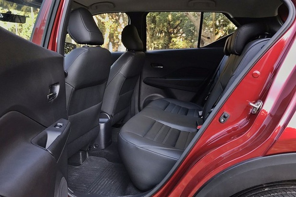 Espaço para passageiros atrás é ponto alto (Foto: Diogo de Oliveira/Auto News Brasil) — Foto: Auto Esporte