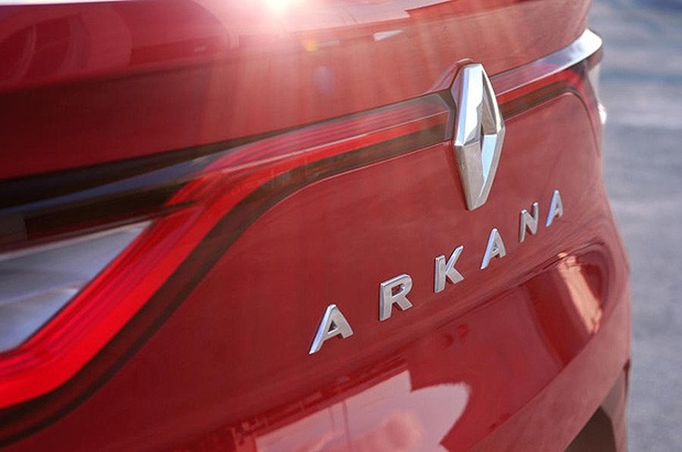 Imagem oficial mostra nome Arkana e um pouco da traseira do inédito SUV de linhas esportivas que a marca francesá apresentará no Salão de Moscou (Foto: divulgação) — Foto: Auto Esporte