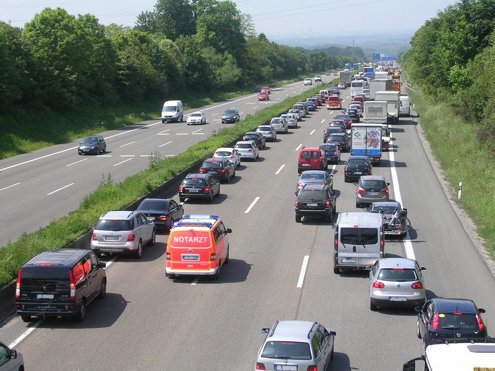 Motoristas abrem corredor para passagem de ambulância em rodovia alemã — Foto: Divulgação/ADAC