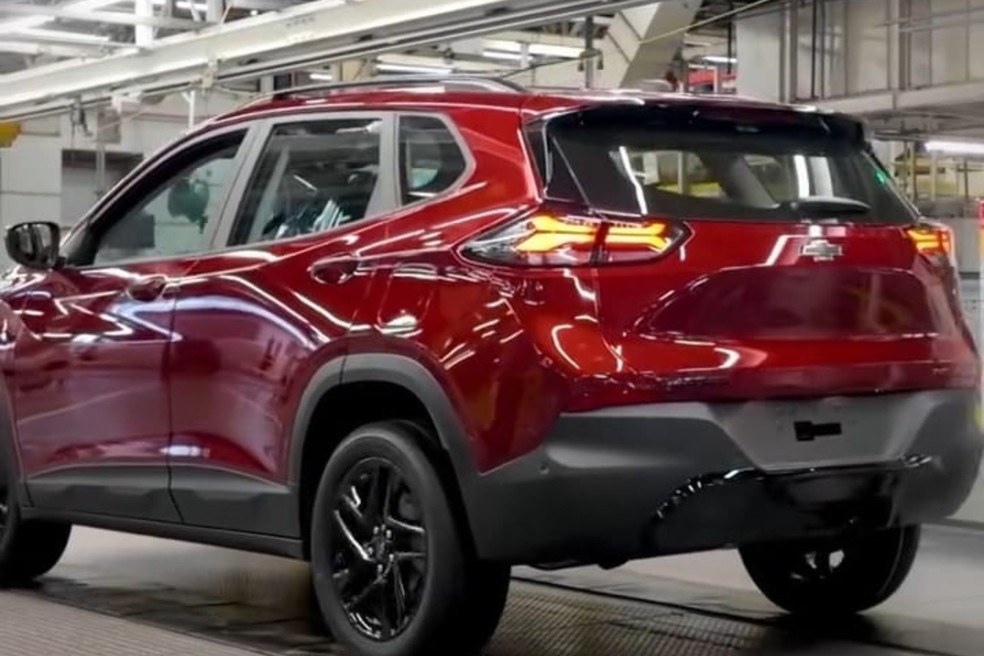 Chevrolet Tracker 2026 traz novo desenho interno nas lanternas  — Foto: Reprodução/Instagram @generalmotorsbrasil