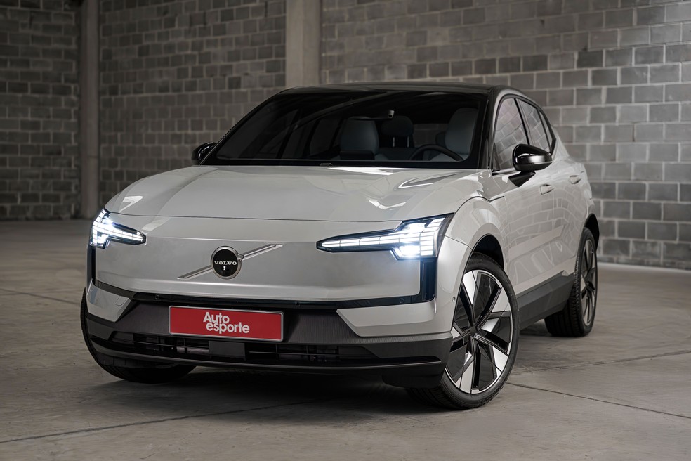 Volvo EX30 Ultra Twin Motor 2026 pode ser carregado em corrente alterna (AC) e direta (DC) — Foto: Divulgação