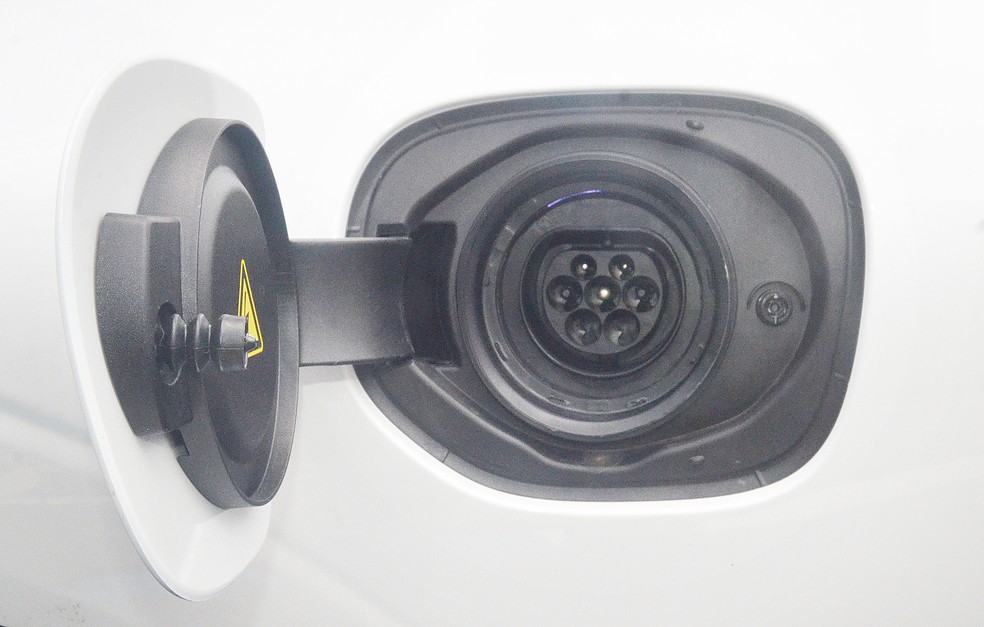 O plug de carro elétrico mais comum no Brasil é o tipo 2, que é o europeu — Foto: André Schaun 
