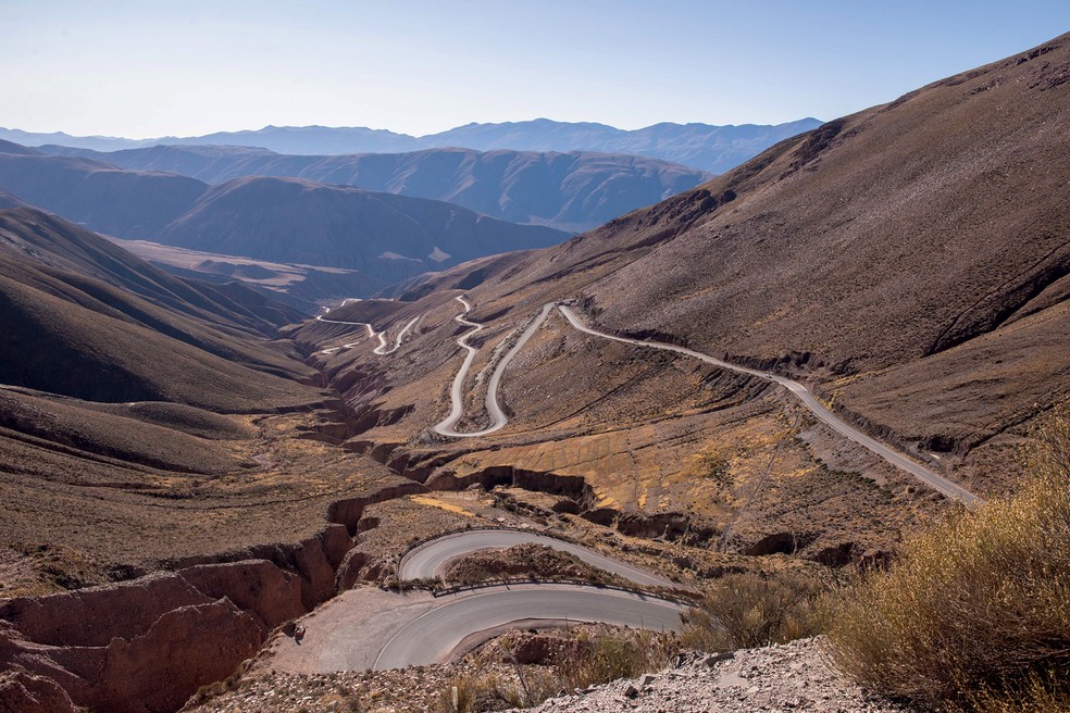 A bordo de uma RAM Rampage, encaramos essa estrada sinuosa para subir a 4.170 metros de altitude  — Foto: Divulgação