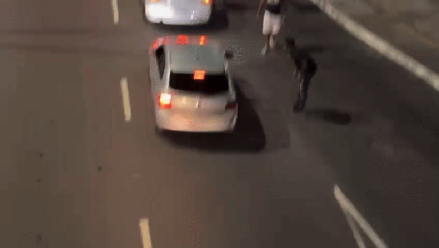 Pessoas pedem dinheiro para passar com o carro pela blitz da Lei Seca