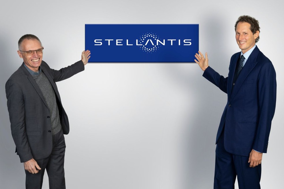 Carlos Tavares (à esquerda) e John Elkann (à direita), os líderes da Stellantis — Foto: Divulgação