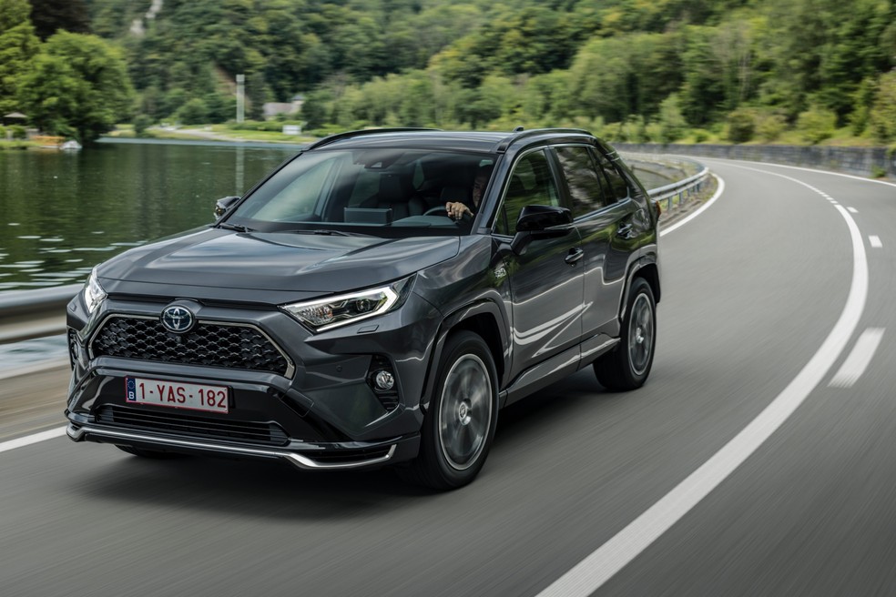O RAV4 ganhou versão híbrida PHEV em 2024, uma outra novidade da geração — Foto: Divulgação