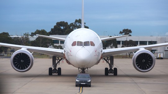 Tesla Model X puxa avião de 130 toneladas para tentar recorde