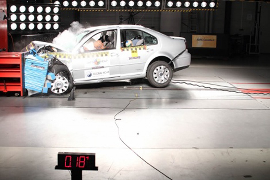 Volkswagen Bora com airbag duplo: 3 estrelas para passageiro adulto (nota 10,27/16,00) e também para passageiro infantil (nota 35,82/49,00)