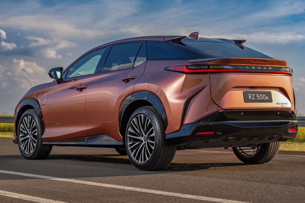 Lexus RZ 500e é o primeiro elétrico do Grupo Toyota no Brasil — Foto: Divulgação/Lexus