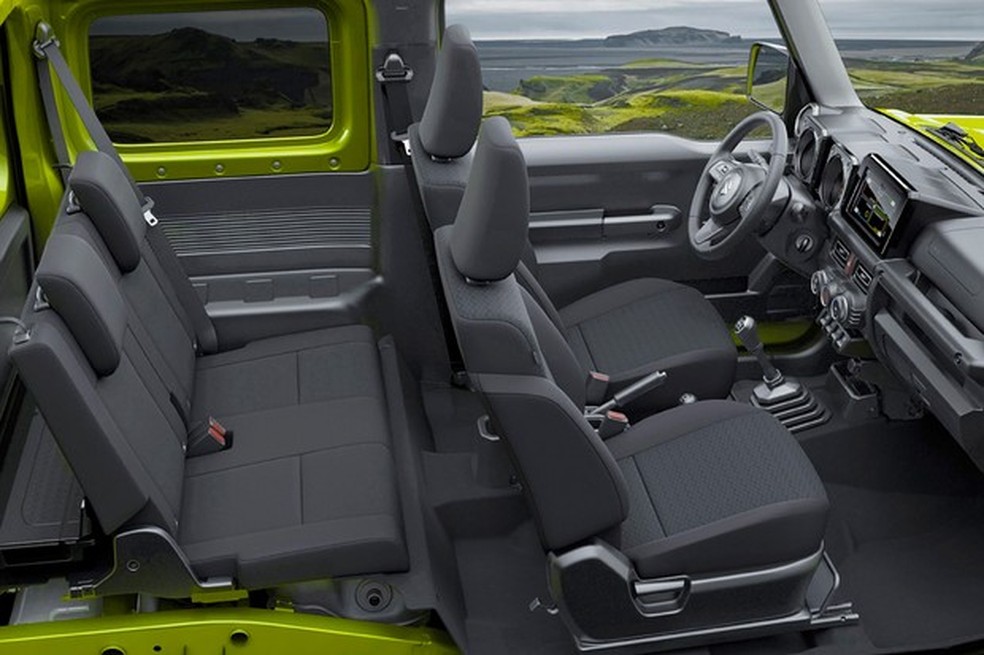 O espaço interno para pessoas ainda continua a ser de minicarro; atrás vão duas pessoas (Foto: Divulgação) — Foto: Auto Esporte