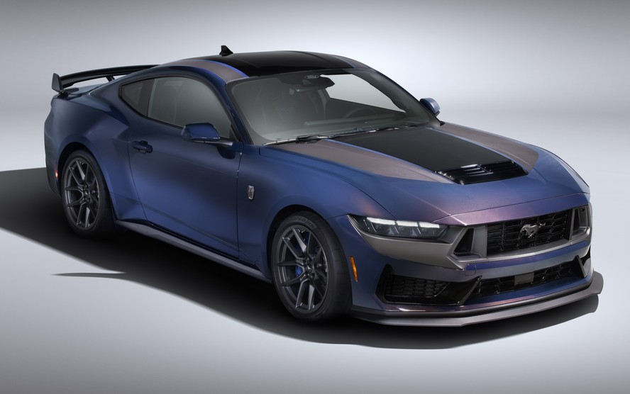 Novo Ford Mustang 2024 terá pintura que muda de cor em versão de 500 cv