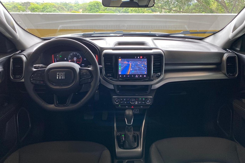 Fiat Toro Freedom tem cabine parecida com a de um SUV — Foto: André Schaun/Autoesporte