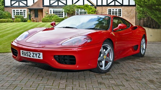 Colecionador de Ferrari, Eric Clapton coloca seu esportivo mais "popular" da marca à venda