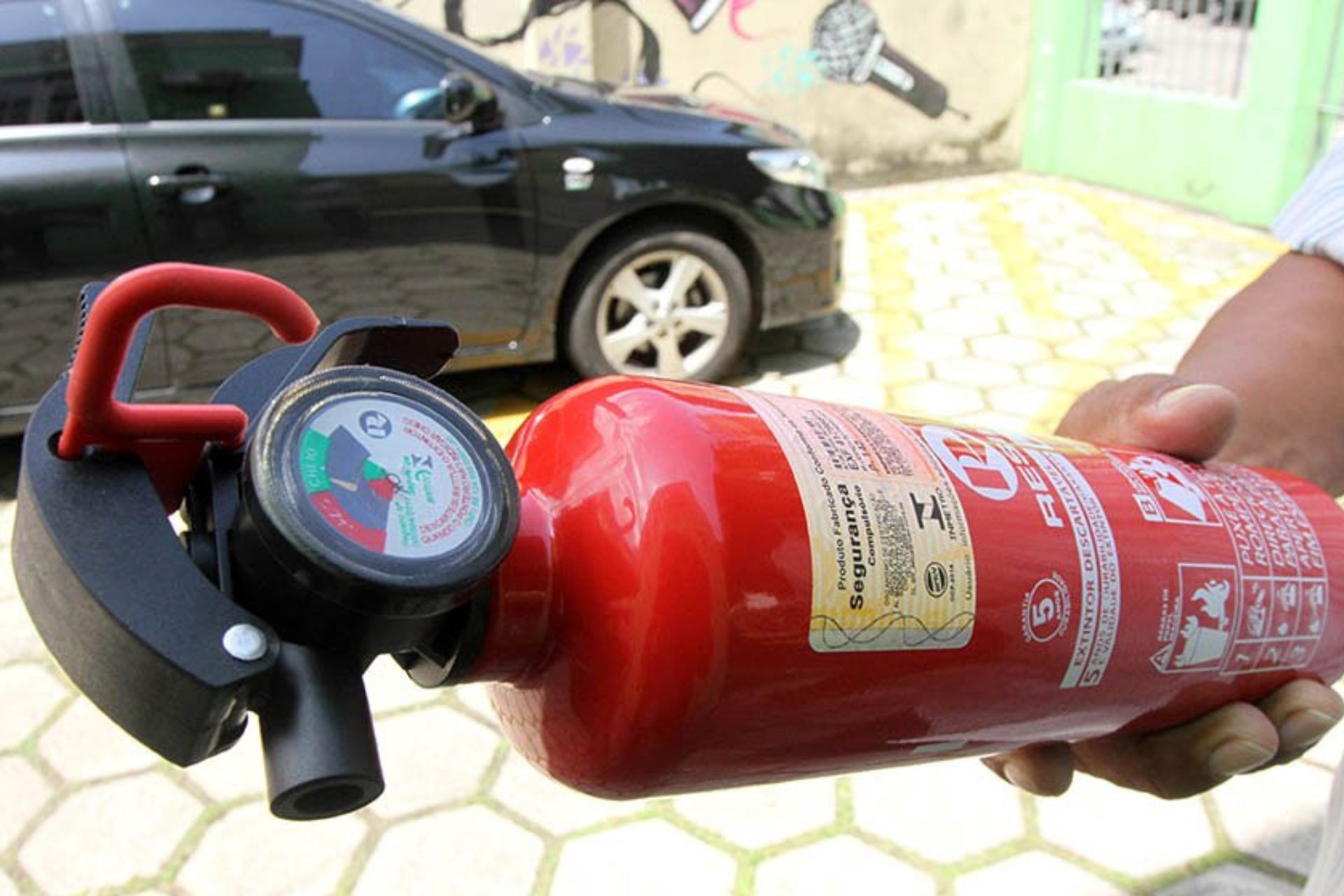 Extintor de incêndio no carro ainda é obrigatório? Saiba como usar