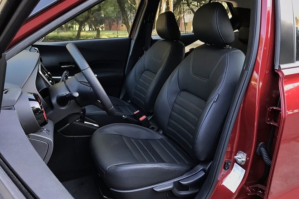 Série traz bancos são forrados em couro preto (Foto: Diogo de Oliveira/Auto News Brasil) — Foto: Auto Esporte