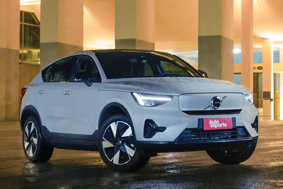 Com silhueta cupê, Volvo EC40 Plus mantém visual elegante e característico da marca — Foto: Renato Durães/Auto News Brasil