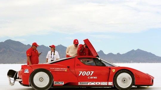 Ferrari Enzo mais rodada do mundo tem quase 145 mil km e já bateu a 330 km/h