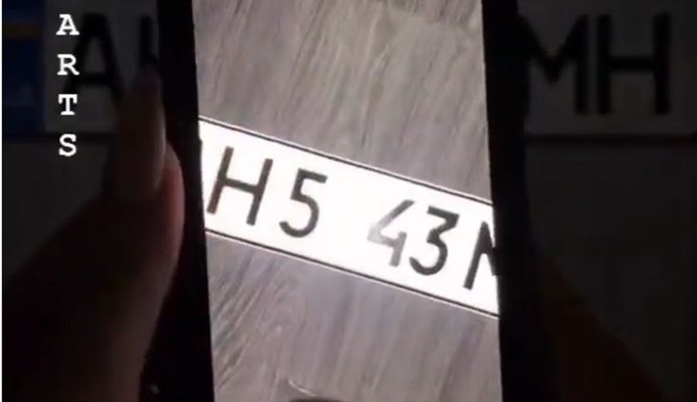 Adesivo anti-radar oculta número da placa com luz forte — Foto: Reprodução/TikTok