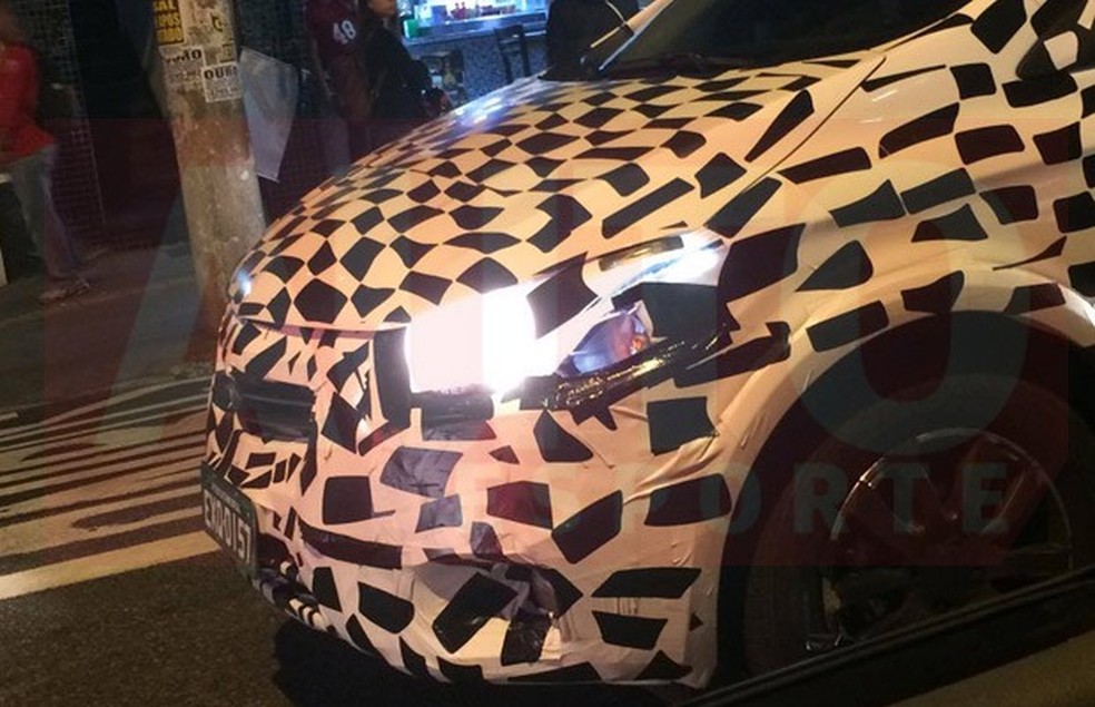 Chevrolet Onix renovado é flagrado rodando camuflado (Foto: Augusto Piovesan) — Foto: Auto Esporte
