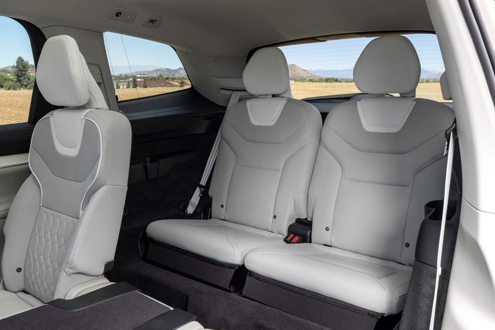 Os bancos da segunda e terceira fileira podem ser rebatidos, a fim de aumentar a capacidade do porta-malas — Foto: Divulgação Volvo