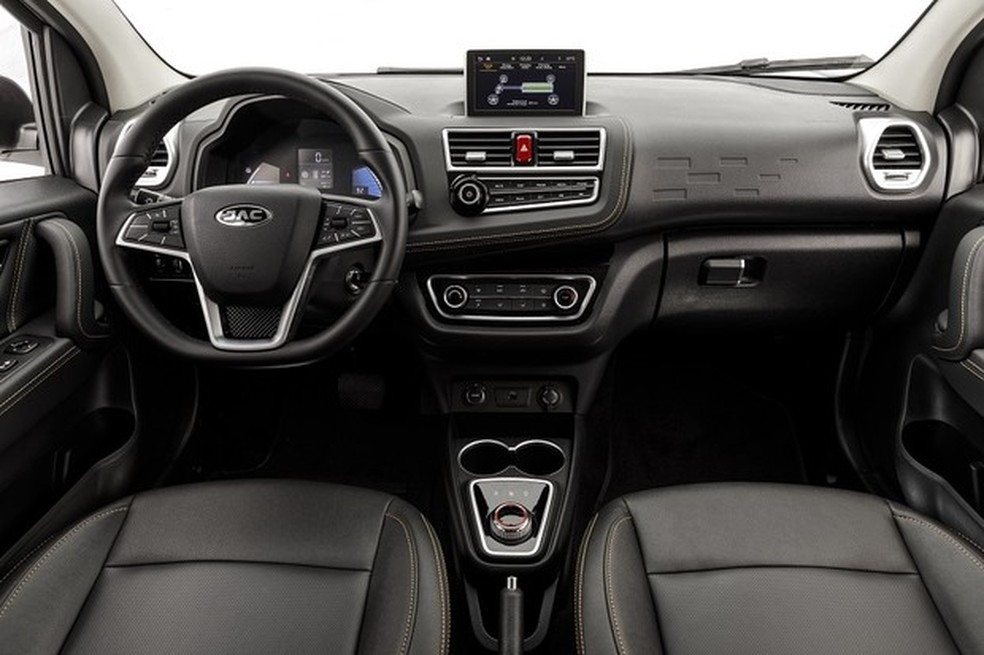 Interior mistura plástico com couro artificial e tem tela flutuante de 7" (Foto: Divulgação) — Foto: Auto Esporte