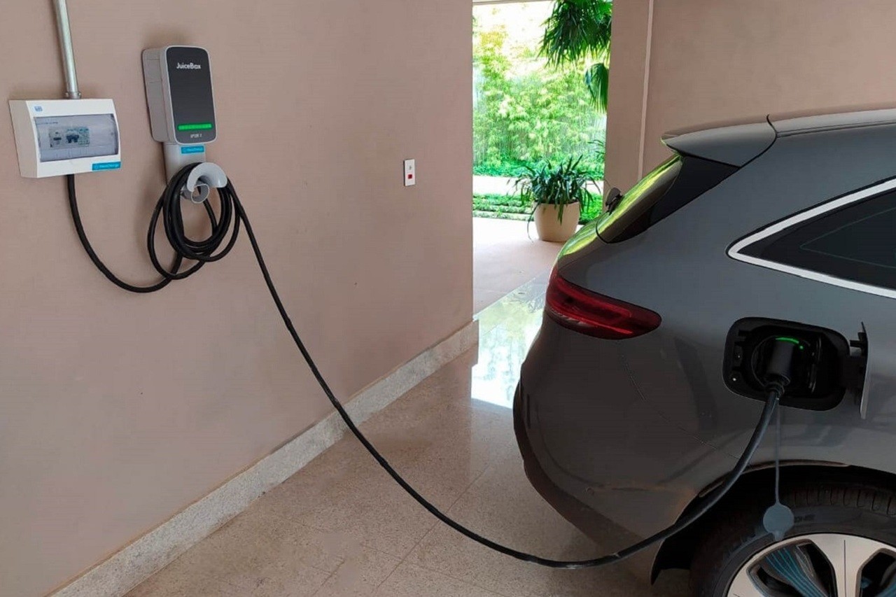 Comprar carro elétrico sem ter carregador em casa vale a pena?
