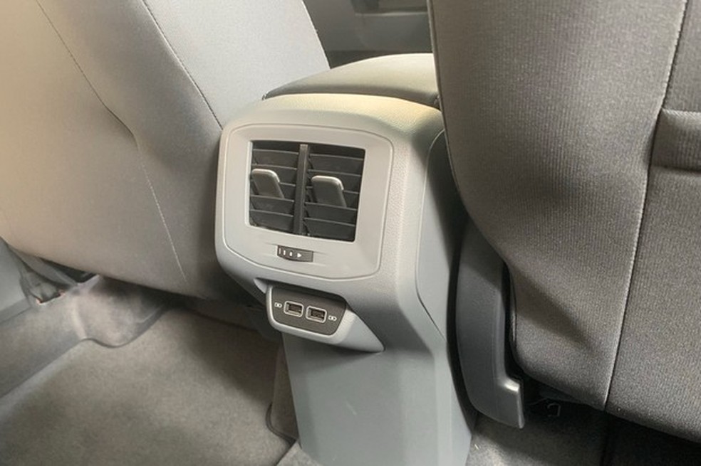 Conforto traseiro é ampliado pela saída de ar dedicada (Foto: Raphael Panaro/Auto News Brasil) — Foto: Auto Esporte