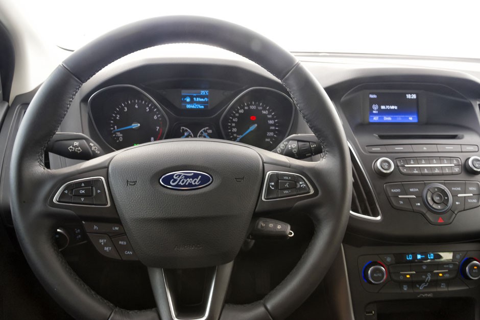Painel e volante do Ford Focus 1.6 SE Plus