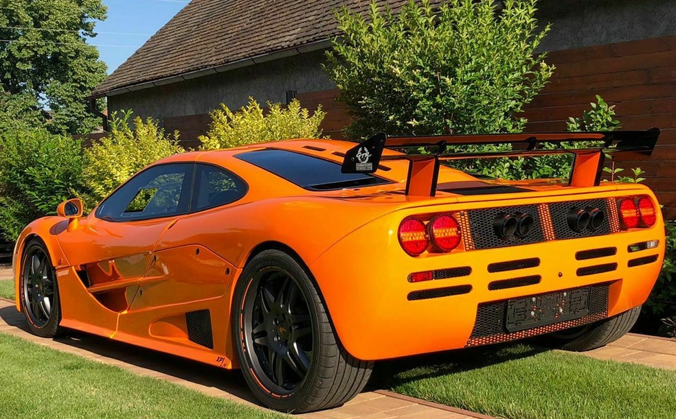 Os escapamentos aparecendo ao lado das luzes traseiras da réplica não são comuns no McLaren F1.  — Foto: Reprodução