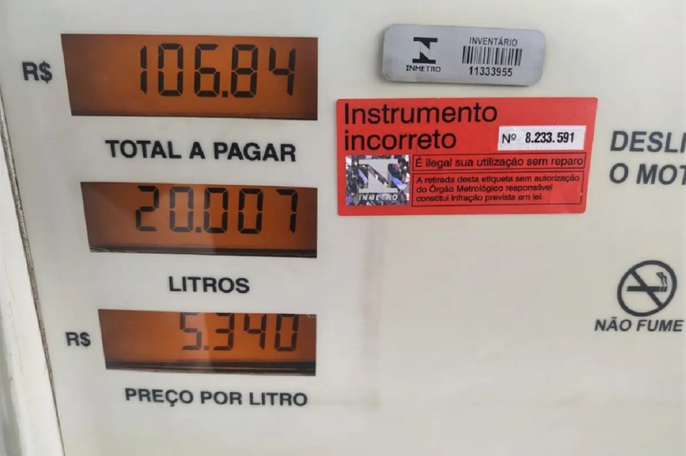 Bomba de posto de combustível interditada — Foto: Reprodução/Ipem e Inmetro