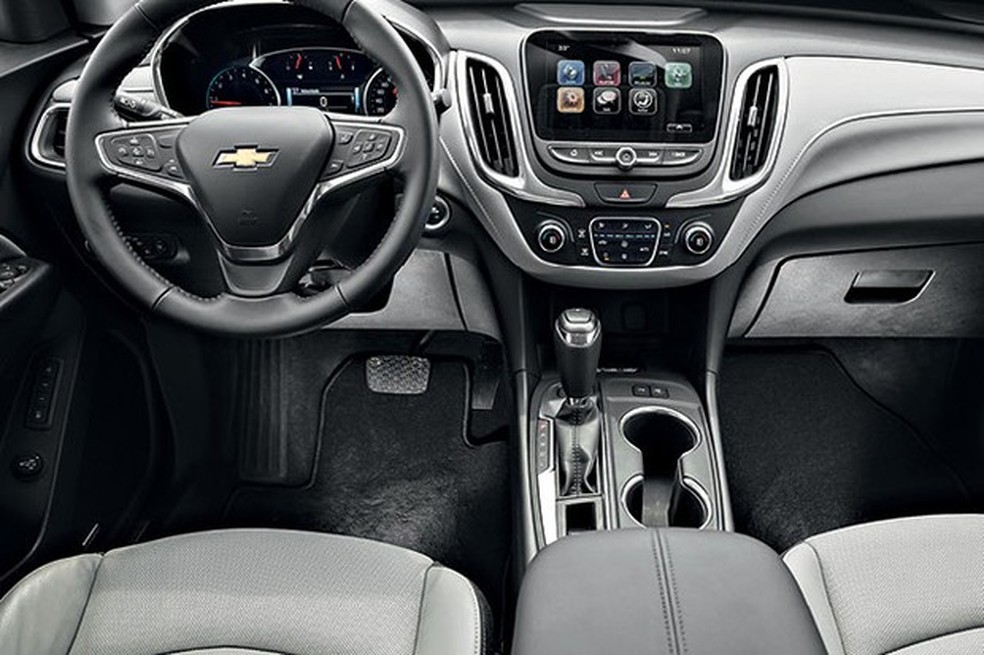Painel tem faixa de couro, mas plásticos rígidos poderiam ter aparência melhor (Foto: Fabio Aro/Auto News Brasil ) — Foto: Auto Esporte