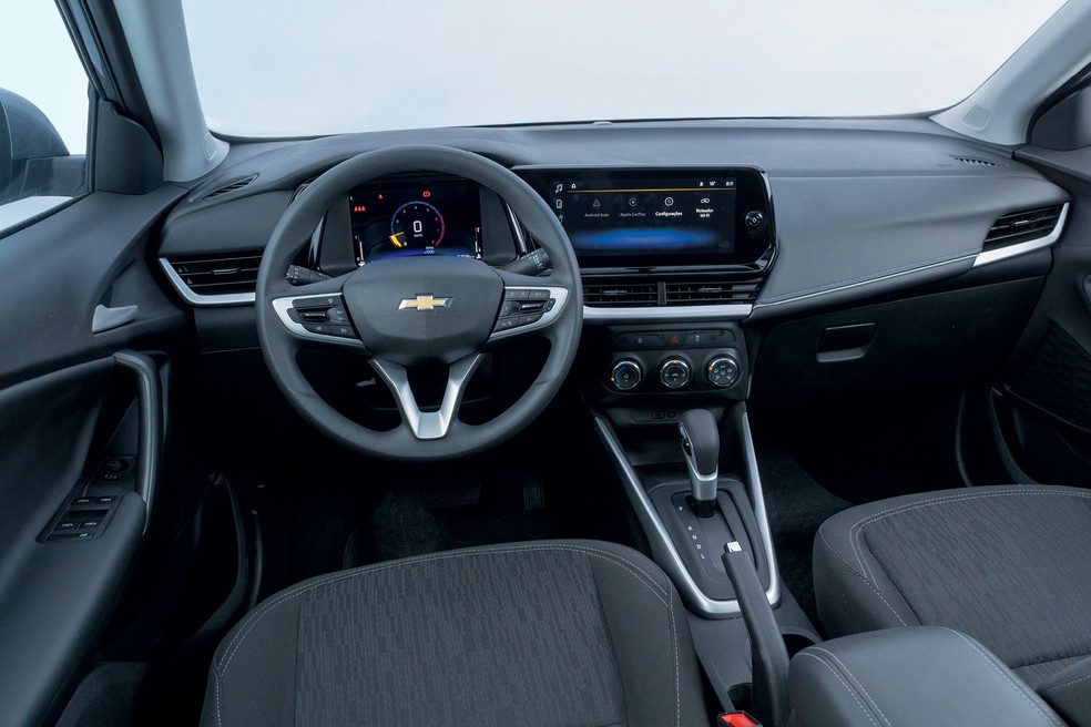 Bancos da versão LT do Chevrolet Tracker têm ajuste manual de altura; o espaço para objetos agrada — Foto: Renato Durães/Auto News Brasil