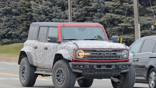 Ford Bronco Raptor é flagrado em testes e detalhes do interior são revelados