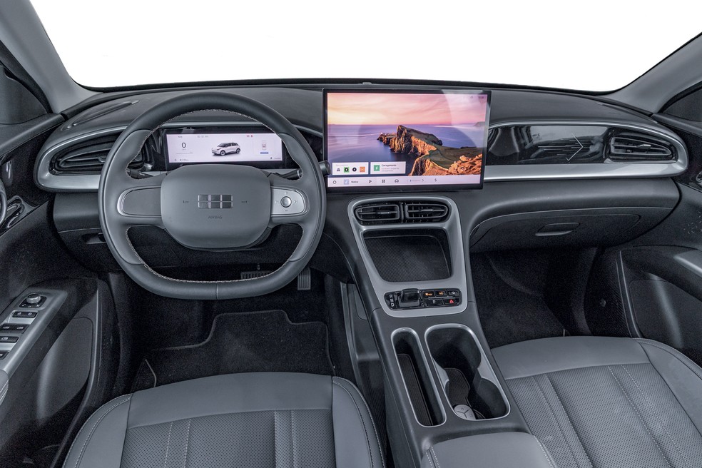 Geely EX2 deve carregador por indução, mas oferece variedade de porta-objetos — Foto: Renato Durães/Auto News Brasil