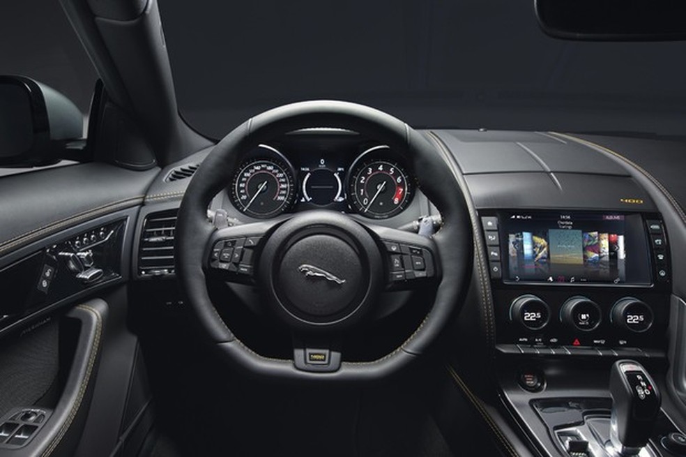 Nova central multimídia e bancos 8 kg mais leves, novidades para 2018 no F-Type (Foto: Divulgação) — Foto: Auto Esporte