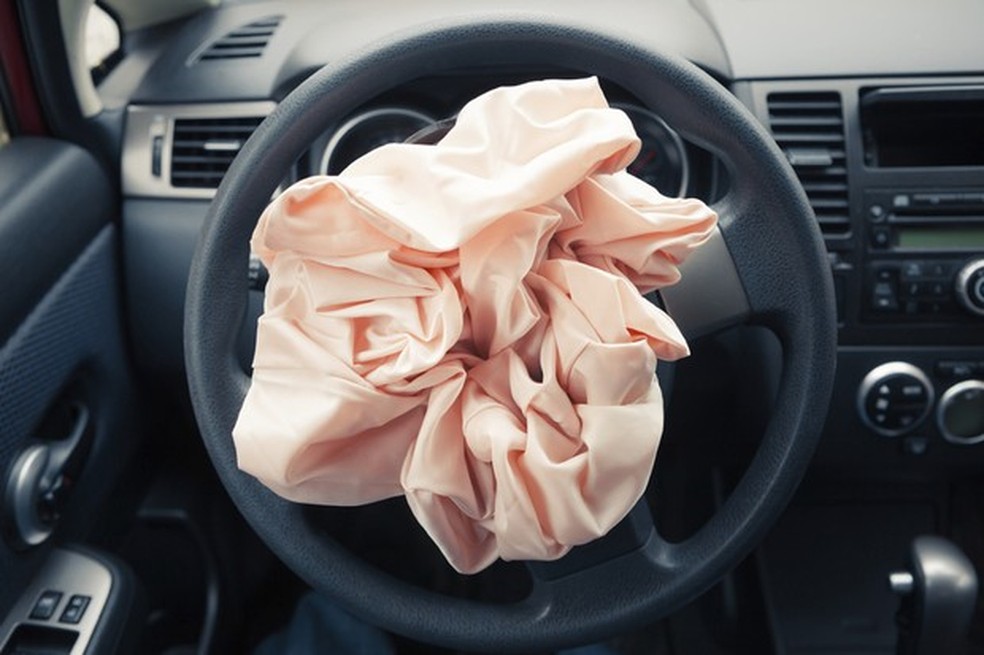 O airbag rompe com a cobertura do painel e volante quando é inflado (Foto: Thinkstock) — Foto: Auto Esporte