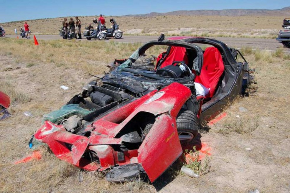 Ferrari Enzo foi destruída em 2006 quando bateu a 331,5 km/h — Foto: Divulgação