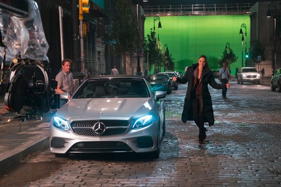 Mulher maravilha dirige um Classe E em sua vida civil (Foto: Divulgação) — Foto: Auto Esporte