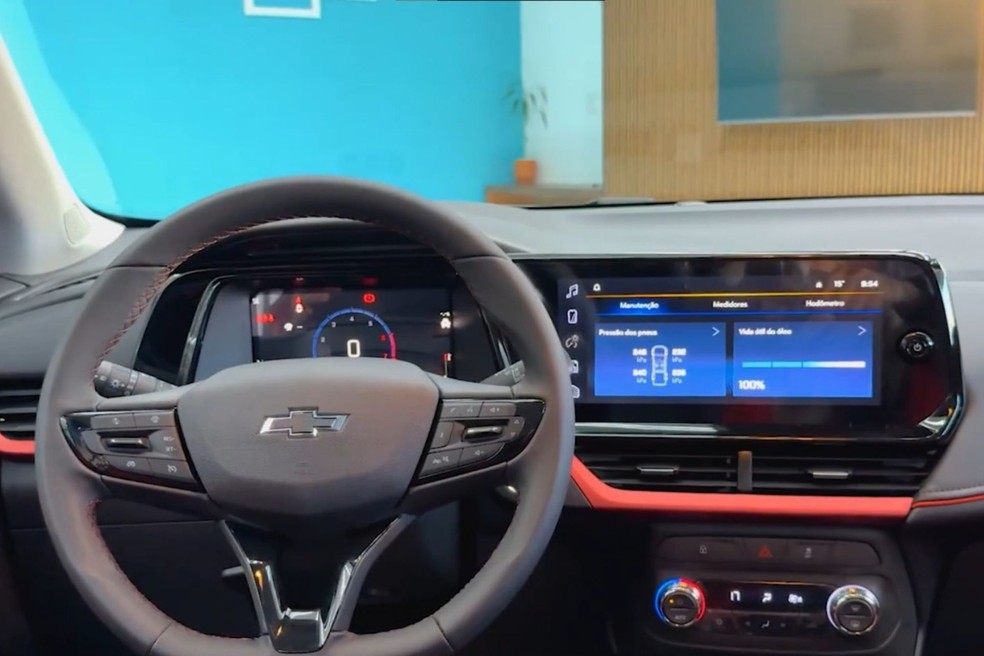 Painel do novo Chevrolet Tracker 2026  similar ao da Spin  Foto: Reproduo/Youtube