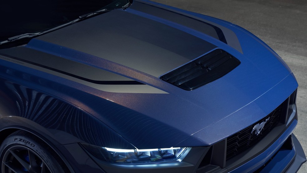 Ford Mustang Dark Horse tem pintura que muda de cor de acordo com a intensidade de aluminação — Foto: Divulgação